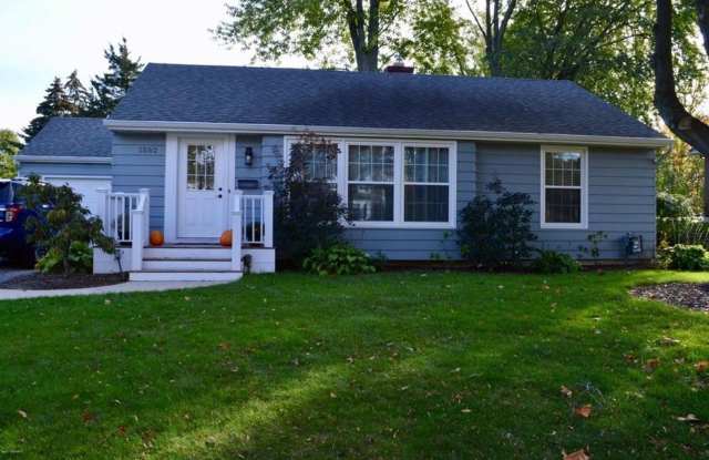 East Grand Rapids schools! 4 Bedroom Home Gallery 1