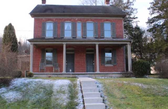 Spacious 5-Bedroom, 3-Story Farmhouse photos photos Spacious 5-Bedroom, 3-Story Farmhouse photos photos