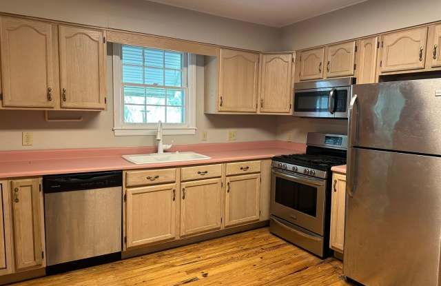 2/2/ Close to Downtown Savannah--$1,000 OFF FIRST FULL MONTH’S RENT WITH AN ACCEPTABLE APPLICATION & CREDIT. FOR SHOWINGS PLEASE CALL REMAX ACCENT AT 912-756-5888. Gallery 3