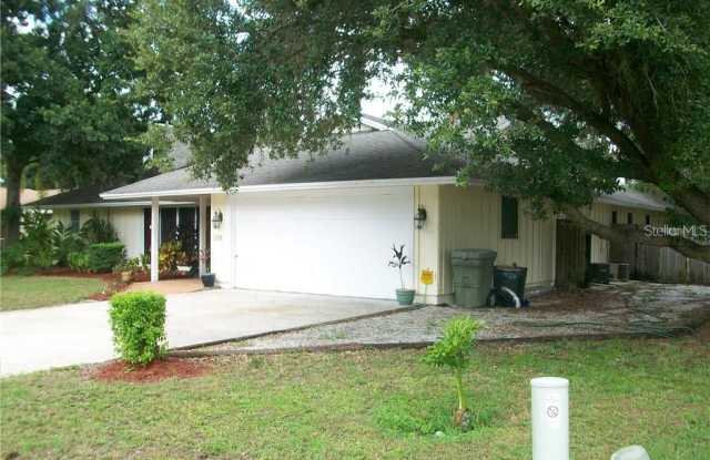 208 WHISPERING OAKS COURT - 208 Whispering Oaks Court, Sarasota, FL 34232