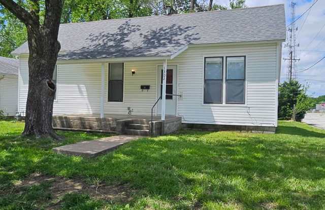 3 bed, 1 bath in a great location! Beautifully remodeled with custom kitchen cabinets! photos photos