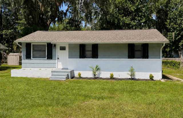 Cottage in golf cart district ! Gallery 1