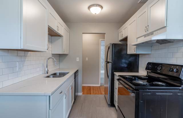 996 Grotto Street North - 9 photos photos