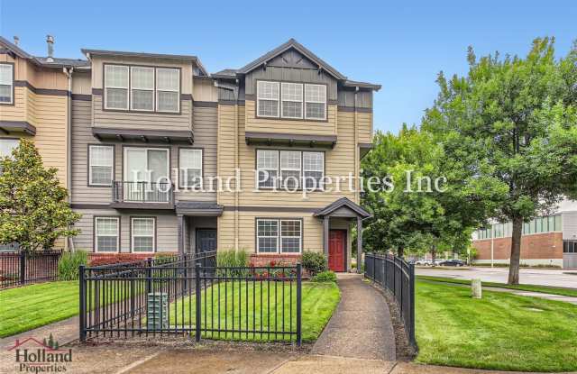 Wonderful 3-Level Hillsboro Townhouse! Special $500 credit on your first month's rent! photos photos