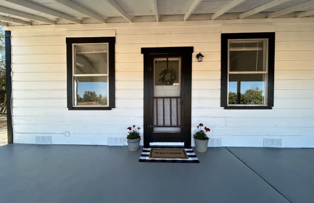Charming Country Home - 2 bedroom 1 bath Gallery 1
