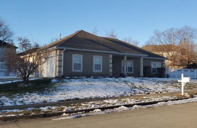 3 bd, 2 ba house in SW Katy Lake Estates subdivision, fenced, w/d included, corner lot - 4200 Beach Pointe Drive, Columbia, MO 65203