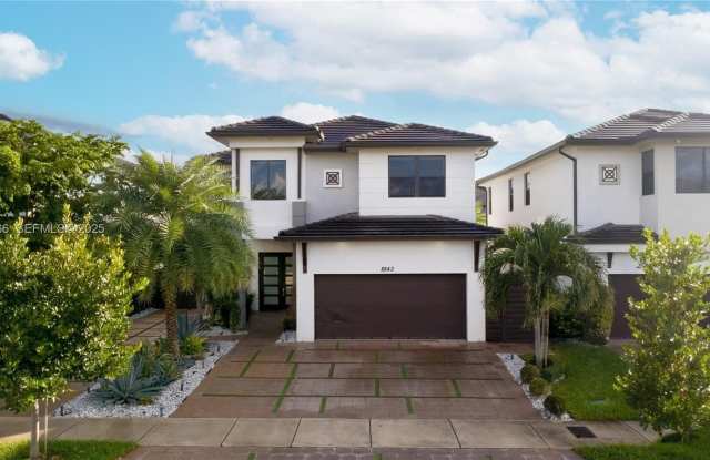 8842 NW 161st Ter - 8842 Northwest 161st Terrace, Miami Lakes, FL 33016