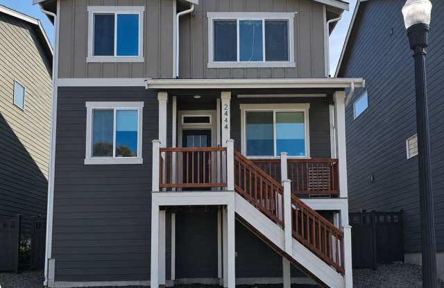 Beautiful 3-Bedroom Home Near Bases & Ferries with Fully Fenced Yard photos photos