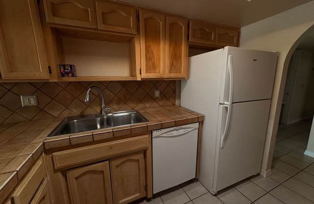 Updated 3Bed/2Bath Home-IN Quiet, Low-traffic Location near Ina & Thoryndale Gallery 4