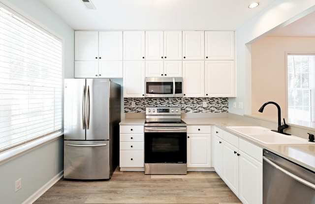 Move-in Ready! Pet-Friendly End-Unit with Walkable Forest Lakes Lifestyle Gallery 3