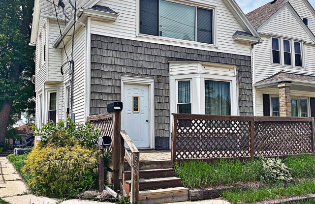 2418 Cleveland Place - Upper - 2418 Cleveland Place, South Milwaukee, WI 53172