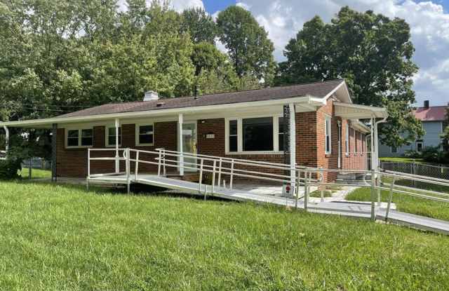 Spacious 4-Bedroom Home with Fenced Yard, Den, and Workshop – Prime Johnson City Location photos photos