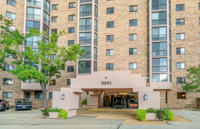 Sunny Garden-Level Condo Minutes from Old Town  Metro photos photos