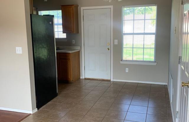 3 Bedroom 2 Bath home, with large fenced backyard and 2 car garage Gallery 4