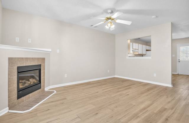 2 Bed 2.5 Bath Townhome Gallery 4