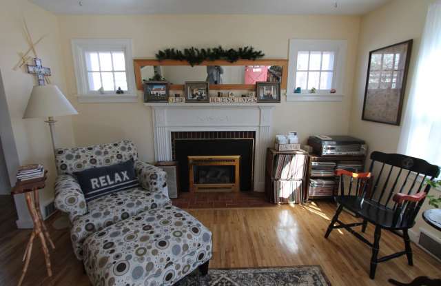 2012 W Petty - Beautiful 4-bedroom, 2-bathroom Spacious home with Garage and W/D hookup! Original hard wood floors throughout! Gallery 1