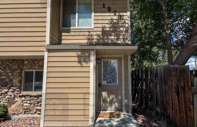 DOG FRIENDLY, 2 BED/ 1.5 BATH TOWNHOUSE photos photos