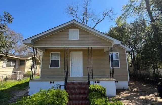 Freshly Renovated 3x1! Fully Fenced in Yard (brand new privacy fence) photos photos