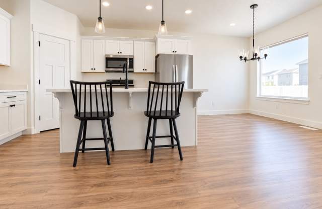 Newer 4 Bed 2.5 Bath Home in Saratoga Springs with Community Pool Gallery 3
