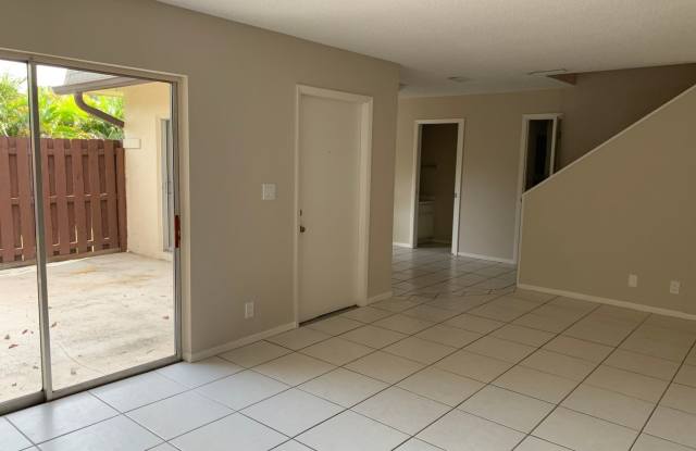 2 Bedroom 1.5 Bath 2 Story Townhouse Gallery 3