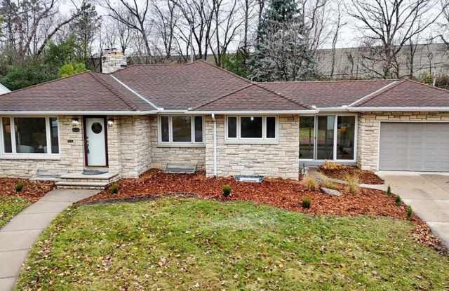 4 Bedroom 2 Bath Home in St. Louis Park! Gallery 1