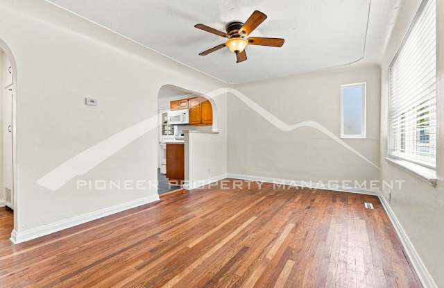 Updated Duplex with Fresh Paint and  Fenced Yard in Great Location! Gallery 4