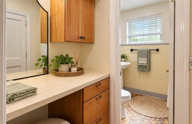 Studio Apartment with Pool Available Now! Gallery 4