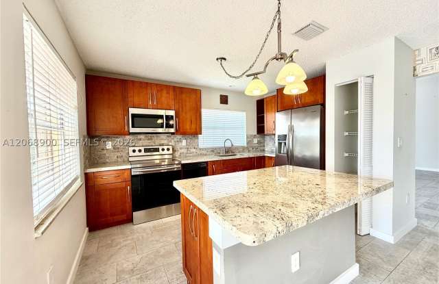 12614 NW 12th Ct Gallery 3