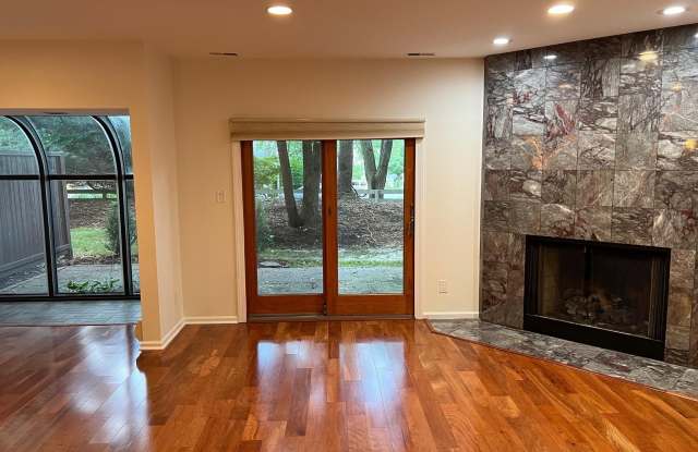 1710 CHANTICLEER photos photos