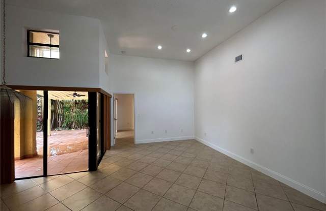 8910 Southwest 4th Lane Gallery 4