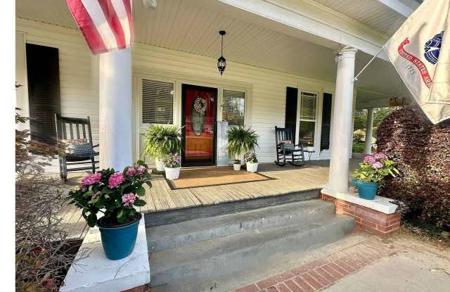 **Charming Small-Town Home Near Clark's Hill Lake - An Exceptional Opportunity Awaits!** Gallery 3