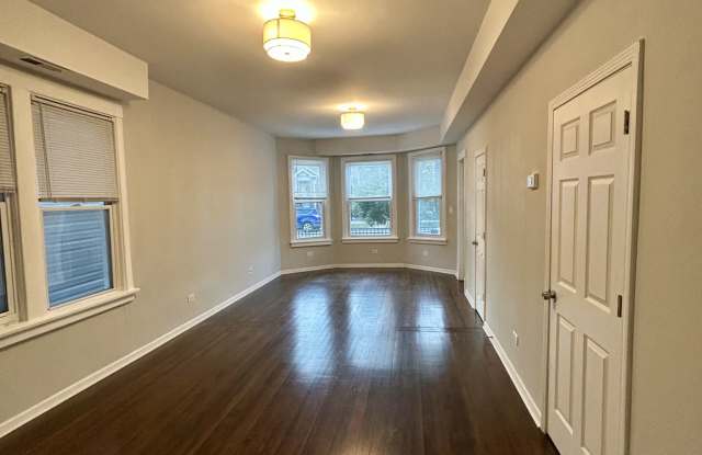 2955 North Gresham Avenue Gallery 3