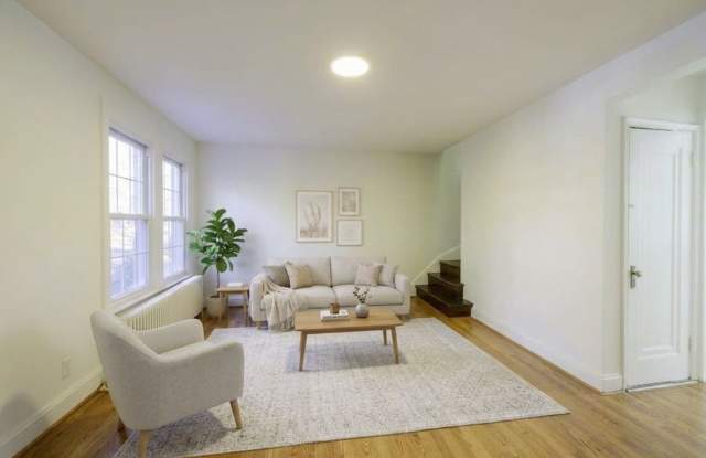 Refreshed 3BR 2.5 BA Rowhouse Near Georgetown University & Hospital Available Now Gallery 4