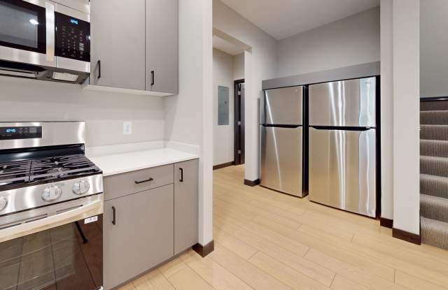 Modern 8-bedroom 3-bath house close to U of M Campus Gallery 1