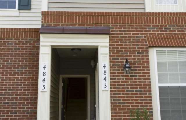 WOODBRIDGE - STUNNING TOWNHOUSE CLOSE TO SHOPS AND RESTAURANTS Gallery 4