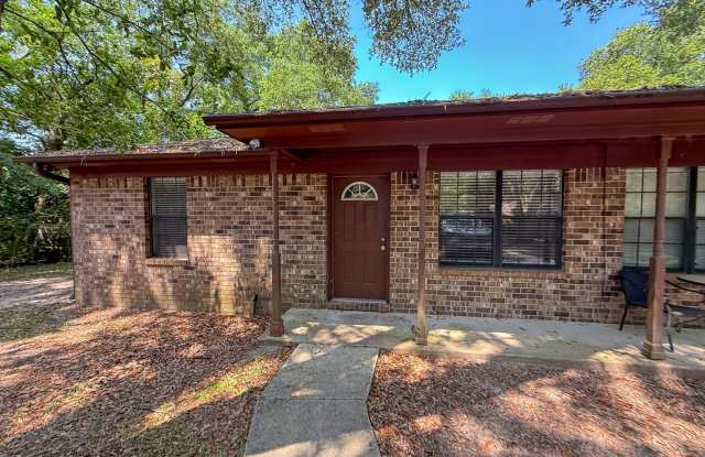 2 bedroom 1 bath duplex tucked off Olive/Johnson Rd in Pensacola! photos photos