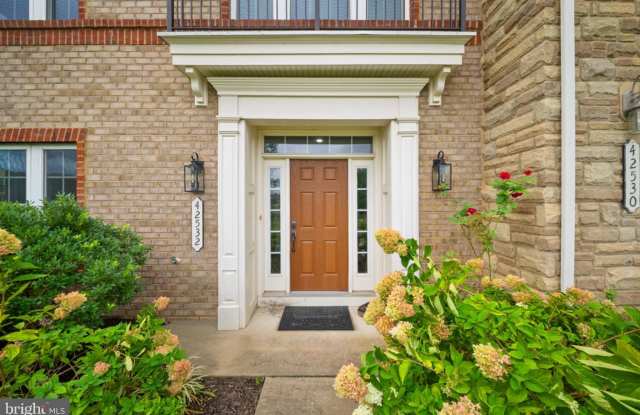 42532 ROWDERBURY Square Gallery 4