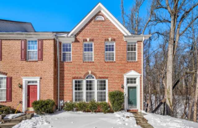 CONTEMPORARY  SPACIOUS 3 BEDROOM  3 1/2 BATH TOWNHOME IS IMMEDIATELY AVAILABLE IN GLENN DALE! photos photos