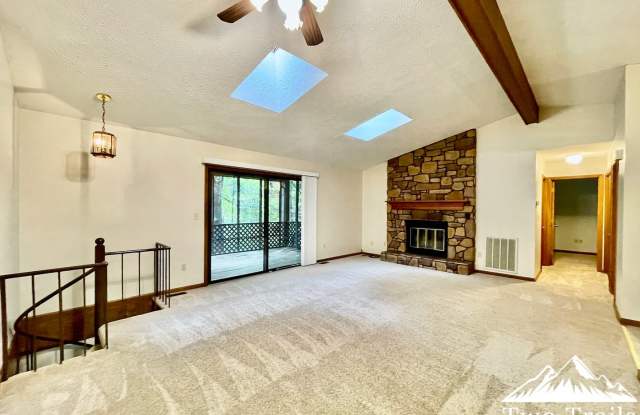SECLUDED WOODLAND RETREAT IN ETOWAH Gallery 3