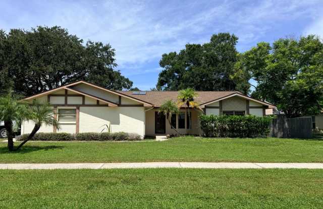 3-Bedroom, 2.5 Bath Single Family for Rent in Clearwater, FL|  Modern Kitchen  | Fenced backyard Gallery 1