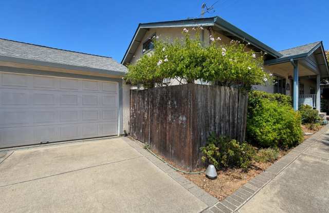 Charming 3-bedroom 2-bathroom Home For Rent! Gallery 3