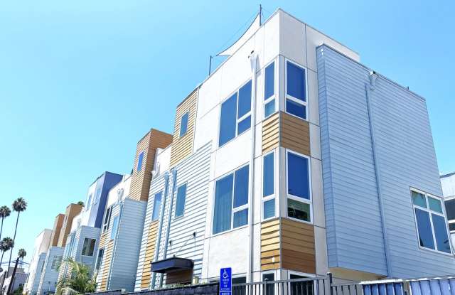 Modern Home in Hollywood with 2-Bedrooms, 3 Baths, 2-Car Attached Garage, and Private Rooftop Deck photos photos