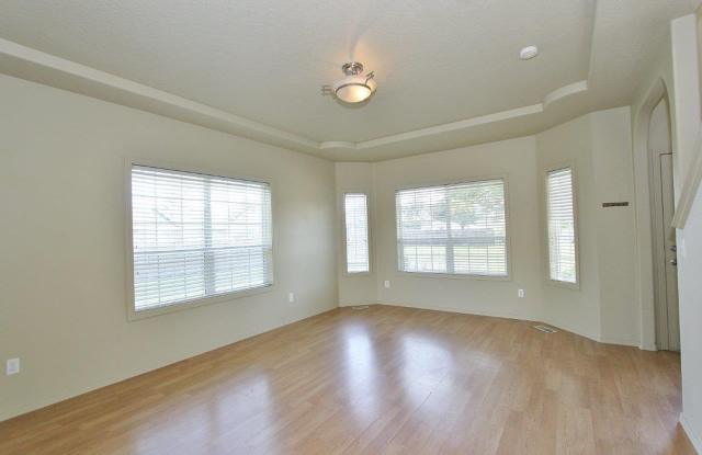 Spacious Home on Quiet Cul-de-Sac Gallery 4