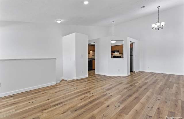 19235 SURREY Lane Gallery 4
