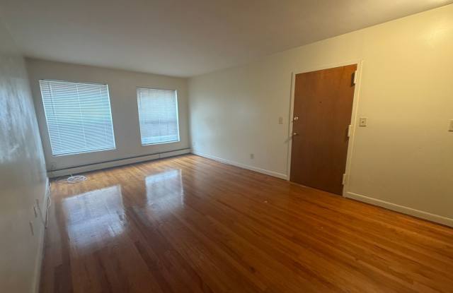 Beautifully-Maintained 1-Bedroom & Centrally Located to Everything You Need! Gallery 2