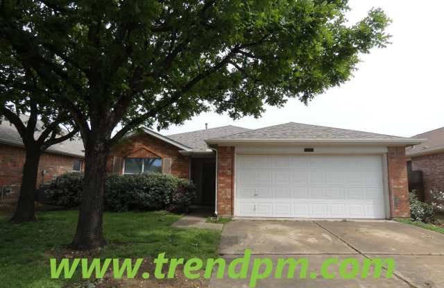 Bright, clean  open concept 4/2/2 home in Chisholm Ridge close to schools/shopping/freeways! - 8324 Ranch Hand Trail, Fort Worth, TX 76131
