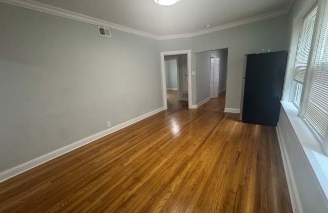 5405 N Sawyer Avenue Gallery 4