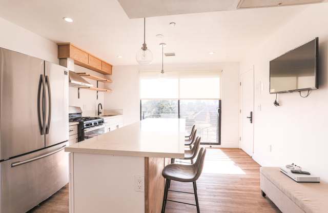 1620 W 35th Place - Co-Living photos photos