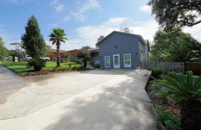 Pool Home with Solar Panels in Central Niceville photos photos