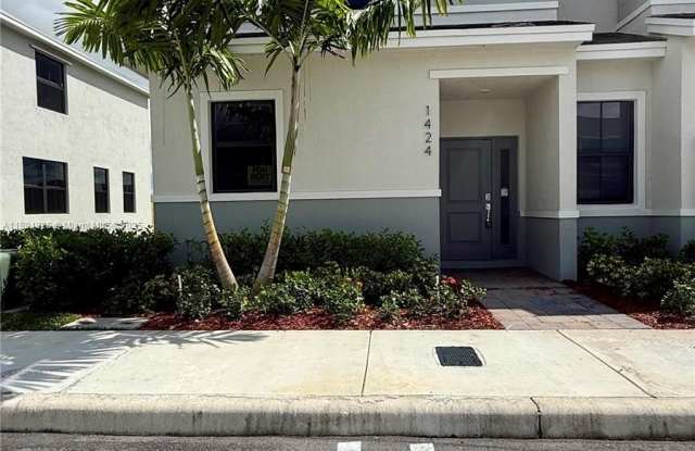 1424 NE 3rd Ave photos photos